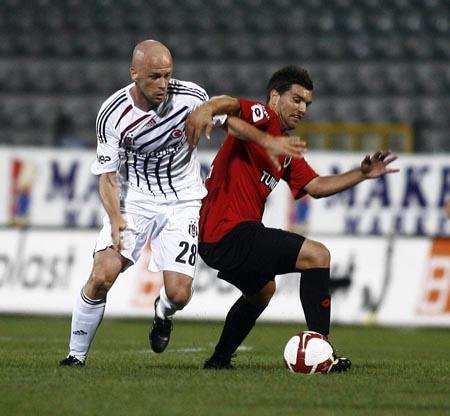<p><strong>Fabian Ernst (Beşiktaş, 2008-09)</strong><br /><br />Mustafa Denizli yönetimindeki Beşiktaş, 2008-09 sezonunda şampiyonluk yarışında Sivasspor ile çekişiyordu. Ara transferde yapılan Ernst takviyesi müthiş bir verim sağladı. Cisse ile müthiş bir ikili oluşturan Alman orta saha oyuncusu sezonun çifte kupa ile kapatılmasında ve Denizli'nin kahin ilan edilmesinde çok önemli bir pay sahibi oldu. Siyah beyazlı forma ile 2010-11 sezonunda da Türkiye Kupası zaferi yaşayan oyuncu bu sezon başında Kasımpaşa'ya transfer oldu. </p>