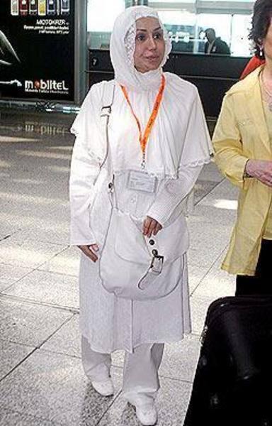 CEYLAN Şarkıcı Ceylan Avcı, yeğeni Şahin Avcı ile umre ziyareti için kutsal topraklara gitti.Atatürk Havalimanı`ndan kızı ve yakınları tarafından uğurlanan Ceylan, umre ziyaretinin kendisini çok heyecanlandırdığını belirterek, tarif edilemez bir mutluluk yaşadığını söyledi.