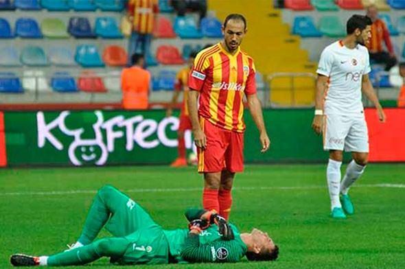 <p><strong>NE GOL ATABİLDİ NE DE ASİST YAPABİLDİ</strong><br />
<br />
Sarı kırmızılı takıma geldikten sonra 4 maçta forma giyen Umut, toplam 317 dakika sahada kalmasına rağmen ne gol atabildi ne de asist yapabildi. Tecrübeli forvet bu 4 maçın 3'ünde ilk 11'de sahaya çıkarken, diğerinde sonradan oyuna girdi.</p>