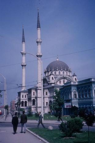 <p>Indiana Üniversitesi, Charles W. Cushman fotoğraf koleksiyonundan eski İstanbul fotoğrafları çıktı. Günümüze kıyasla daha tenha görülen İstanbul'un bu fotoğrafları 1965 yılında çekilmiş.</p>
