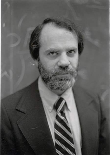 SAUL AARON KRIPKE - Lisedeyken Harvard'dan öğretmenlik teklifi aldı. Bir hahamın oğlu olarak dünyaya gelen Saul Aaron Kripke, tam anlamıyla bir "dahi". Henüz ilkokul dördüncü sınıfa giderken matematiği yalayıp yutan üstün insan, daha liseye başlamadan geometri, kalkülüs ve felsefe alanlarına hakim oldu. Lisedeyken yazdığı ödevler, daha sonra mantık derslerinde kullanılmaya başladı. Ödevlerinden...biri Harvard'ın Matematik Bölümü tarafından beğenildi ve henüz lisedeyken Harvard'dan iş teklifi aldı. Harvard'dan "Sizi ders vermek üzere aramızda bekliyoruz" diyen bir mektup alan Kripke, ailesinin öncelikle liseyi bitirmesini istediğini söyleyerek teklifi reddetti; ama hemen liseden sonra Harvard Üniversitesi'ne kabul aldı. Üstün zekalı Kripke, felsefe alanında Nobel Ödülü'ne eşdeğer Schock Ödülü'ne layık görüldü ve şu anda hala yaşayan en büyük filozof olarak kabul ediliyor.