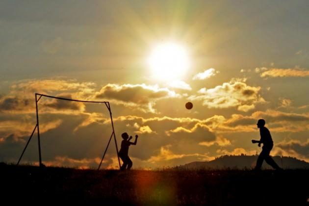 RECEP ERGİN Gümüşhanede, çocukların toprak sahada günbatımındaki futbol maçından bir kare.
