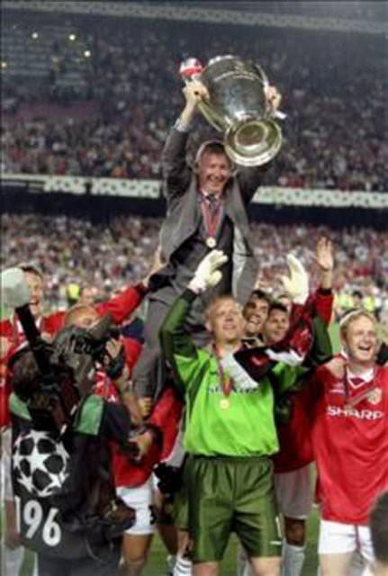 Manchester United-Bayern Münih: 2-1 26 Mayıs 1999’da oynan unutulmaz Şampiyonlar Ligi finali, futbolun sadece futbol olmadığının kanıtı gibiydi. Nou Camp Stadı tarihinin en önemli ve bir o kadar da trajik maçına sahne oldu. 90. dakikaya 1-0 önde giren Bayern, 4 dakikalık uzatmada kalesinde 2 gol gördü. Teddy Sheringham ve Ole Gunnar Solskjaer'in golleriyle kupayı kucaklayan takım Manchester United oldu.