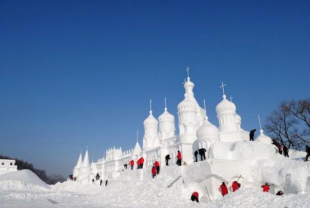 Çin'de gerçekleşen 'Jingyue Snow World Festival' adlı geleneksel kar festivalinde dev binalar inşa edildi. Binaların özelliği ise hepsinin kardan yapılması... 200 kilometrekarelik bir alanda gerçekleşen festival için onlarca sanatçı günlerce çalıştı. Heykeller, gece de ışıklandırılarak görsel bir şölen sunuyor.
