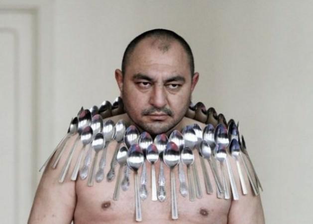 <p>Etibar Elchiyev 50 metal kaşığı manyetize olarak vücudunda tutabiliyor...</p>