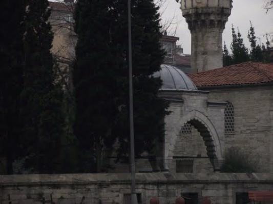 <p>Derterdar Mahmud Efendi Türbesi</p>
<p>Defterdar Caddesi Defterdar Mahmud Efendi Camii - Eyüp</p>
