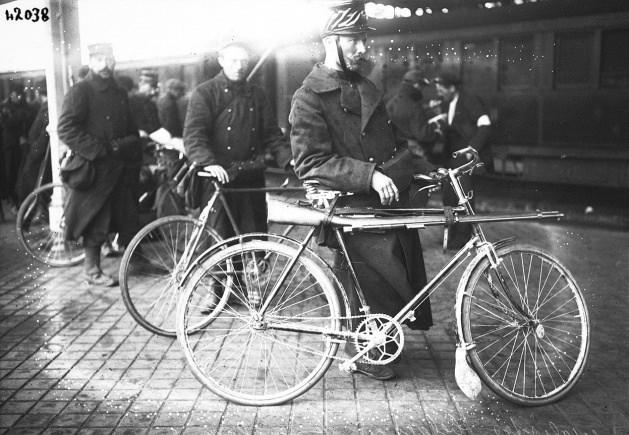 <p>7. Bisikletiyle beklemekte olan Belçikalı asker<br />
<br />
Bolonya, Fransa, 1914 </p>