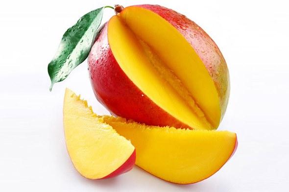 <p>Ayrıca mango bağışıklık sistemini desteklemeye yardım eden fenolik bileşenler içerir. Bunun yanı sıra iyi bir lif kaynağıdır. Son zamanlarda yapılan bir araştırmaya göre, günde 3 porsiyon beta-karoten içeren sebze ve meyve yemek kızarıklığı yok edip, sağlıklı bir parlaklık vererek cildin görünümünü iyileştiriyor.</p>
