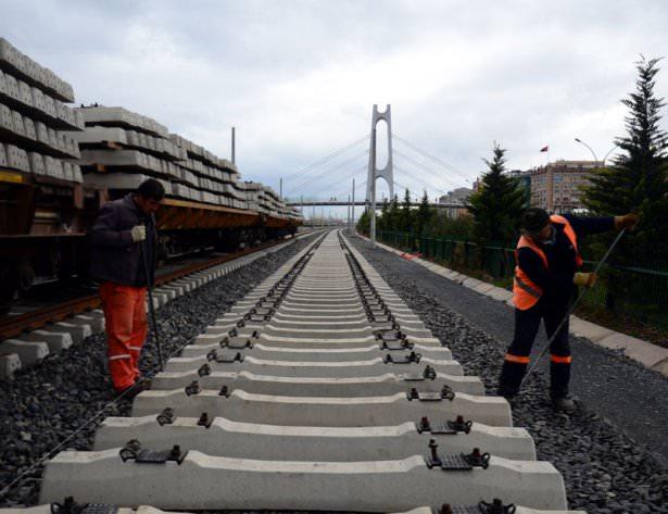 <p> Ankara ve İstanbul'u YHT ile birbirine bağlayacak proje kapsamında geçen yıl tadilata alınan İzmit Tren Garı, yenilenen haliyle yolculara hizmet vermek için gün sayıyor. </p>
