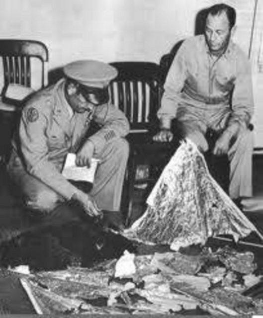<div class="resimAlti">Blanchard daha sonra Forth Worth Hava Üssü’ndeki 8. Hava Kuvvetleri Komutanlığı’ndan Tümgeneral Roger Ramey’i arar ve ona bulgulardan sözeder. Ramey olayı Pentagon’a haber verir. </div>
