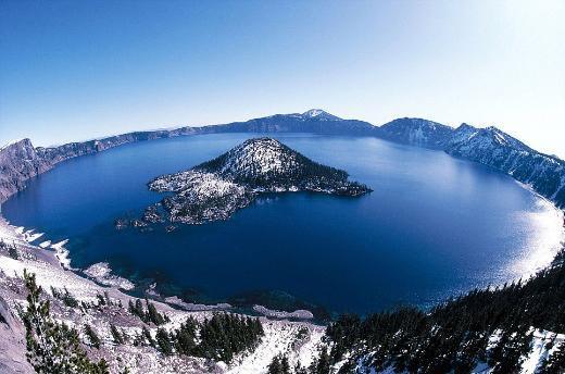 Krater Gölü (Oregon, ABD) Bu göl Mazama Dağı’nın yıkılması sonucu 150 yıl önce oluşmuş.