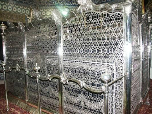 <p>Ebu Eyyub el-Ensari Türbesi</p>
<p>Cami Kebir Mahallesi Bostan İskelesi Sokak Eyüp Sultan Camii avlusu - Eyüp</p>