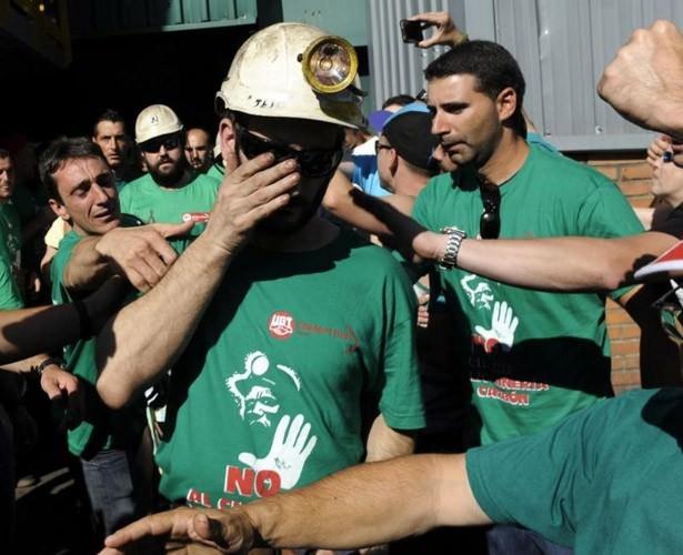 Madencinin gözyaşları: 50 gündür madencilerin oturma eylemi yaptığı Pozo Santiago madeninden çıkan bir madenci gözyaşlarını tutamadı. İspanya