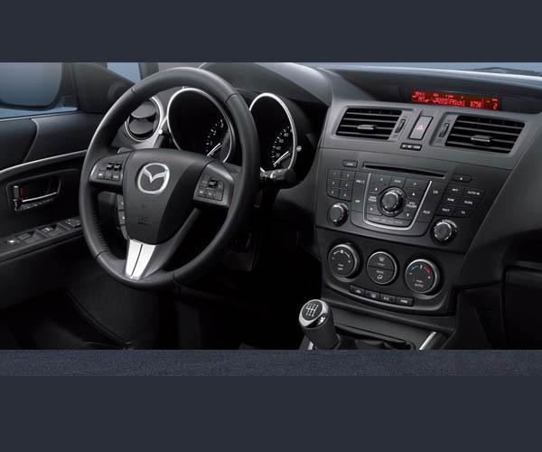 <p>Mazda5, çarpışmaları önlemeye yardımcı olan aktif otomobil güvenlik özellikleri ile ve çarpışma halinde sizi ve ailenizi koruyan pasif güvenlik özellikleri ile, en yüksek düzeyde yolcu koruması sunuyor. Gövde materyalleri ayrıca hem güçlü hem de hafif olan yüksek çekme dayanımlı çelikten üretilmiş. Bu da yolcular için daha güçlü bir güvenlik hücresi sağlarken otomobili daha çevik kılıyor. Sonuçta, bir 7 koltuklu MPV için alışılmadık derecede ödüllendirici bir sürüş deneyimi ortaya çıkıyor.</p>