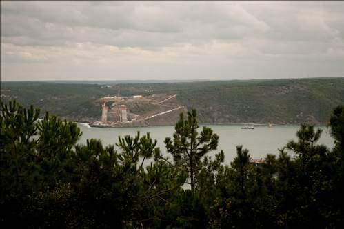 <p>Köprü, özellikle hayvan sürülerinin zarar görmemesi ve daha küçük popülasyonlara ayrılmamaması için çevreye duyarlı bir şekilde inşa ediliyor. Bu özelliğiyle de Türkiye'nin ilk ekosistem köprüsü olacak.</p>