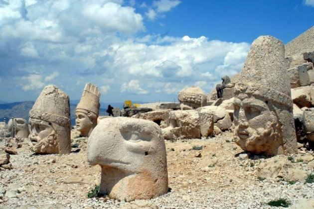 <p><strong>Dev heykeller mekanı Nemrut</strong><br />
Adıyamanın Kahta ilçesinde bulunan ve içinde Kommagene Krallığının antik kentini barındıran milli park içerisinde, aslan ve kartal heykellerinin arasinda 7 metreye varan dev heykeller bulunuyor. Bölge, tarih meraklıları için ideal.</p>