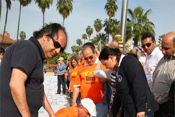 <p id="summary">Adana Güney Rotary Kulübü üyeleri, Adana'da Portakalâ Çiceği Karnavalı'nda Japonya'ya ait dünyanın 'en büyük barış resmi mozaiği' rekorunu kırdı.</p>