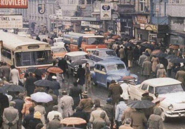 <p>1975 kışında Kadıköy'den Karaköy'e geçen yolcular işyerlerine ulaşmaya çalışıyor.</p>