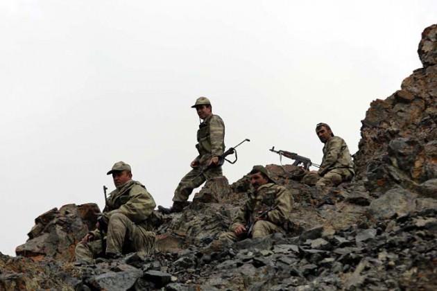 <p>30 yılda bin 600 şehit: Van Geçici Köy Korucuları ve Şehit Aileleri Yardımlaşma Derneği Başkanı Ayhan Kahraman da Türkiye'de 60 bin dolayında korucu olduğunu ve bunlar arasında çatışmalarda yaralanan, gazi olan çok sayıda kişi bulunduğunu bildirerek, terörle mücadele kapsamında yürütülen operasyonlarda da bin 600 korucunun şehit düştüğünü ifade etti.</p>