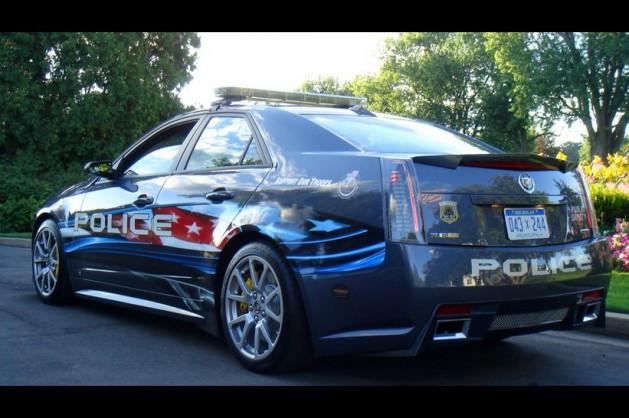 <p>İlginç ve hızlı polis arabalarından biri de Michigan Eyaleti'nde Bloomfield Hills'te kullanılan, saatte 200 kilometre hıza ulaşan Cadillac CTS-V. Daha önce Chevrolet SSR ve Cadillac XLR-V de bu bölgenin polis filosunda yerini almıştı.</p>