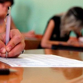 <p>-Sınavsız memur alımı yapabilen bir diğer kurum da "Devlet Sanatçılığı" olarak bilinen ünvan. Devlet sanatçılığı atamaları Başbakan'ın önerisi Cumhurbaşkanı'nın onayı ile sınavsız olarak yapılıyor.</p>