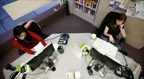 <p>4- "İletişim Ekipmanları Operatörleri" Telefon operatörleri. İstihdam kaybı: - %22, 2010 yılı çalışan sayısı: 164 bin, Toplam işçi kaybı: 36 bin 100, Ortalama yıllık gelir: 25 bin 570 dolar.</p>