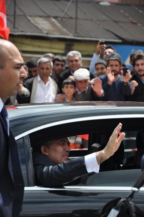 <p>Cumhurbaşkanı Gül'ü, Muş Havalimanında, Vali Ali Çınar, Belediye Başkanı Necmettin Dede ve BDP Muş Milletvekili Sırrı Sakık ile diğer ilgililer karşıladı.</p>