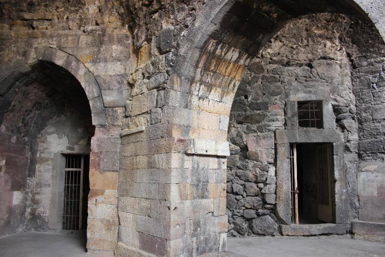 <p>İlk tespitler yerinde olduğunu dair bulgulardır. Bunu rapor haline getirip belediyeye teslim ettik. Biz o zaman Nevşehir üniversitesiydik. Bizim belediyeyle irtibatımız kesilmedi. Ekstra çalışma gerektiğinde yapacağız. Detaylar kaba yapısıyla tünelleri çıkarmaktı.</p>
<p> </p>