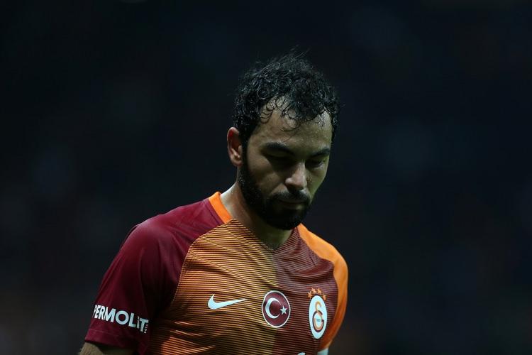 <p>Daha sonra Başkan’ın kardeşi Mehmet Özbek, futbol şubesiyle ilgilenen yönetici Levent Nafizoğlu, tecrübeli orta sahayı Florya’ya çağırdı.</p>
