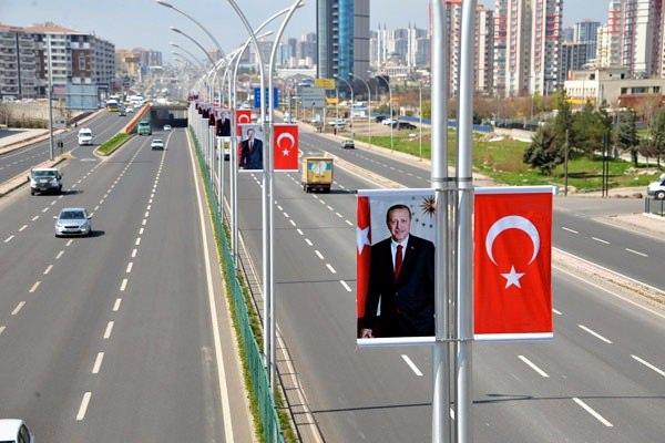 <p>Kentin birçok yerine, ’Diyarbekir’e hoşgeldiniz’, ’Bizler 15 Temmuz nöbetçileri, 16 Nisan evetçileriz’ yazılı pankartlar asıldı. </p>