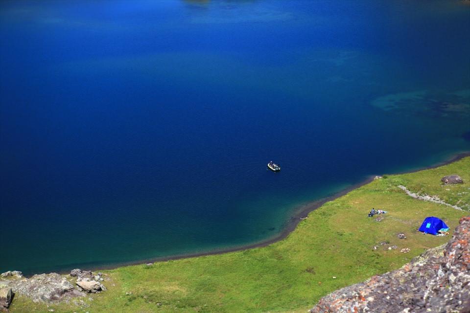 <p>Yaylaya fotoğraf tutkunlarınca da foto safari düzenleniyor. Gruplar halinde yaylaya gelen fotoğraf tutkunları, göller bölgesinin fotoğrafını çekerken, bazıları da multikopter ile bölgeyi havadan görüntülemeye çalışıyor. </p>
<p> </p>