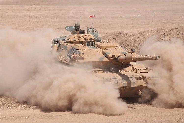 <p><strong>TÜRKİYE'NİN PLANI 4 AŞAMADAN OLUŞUYOR</strong></p>
<p>Askeri operasyon için Ankara’nın 4 aşamalı bir planlama üzerinden hazırlık yaptığı kaydedilirken önümüzdeki haftadan itibaren Ankara-Moskova arasında askeri diplomasi trafiğinin artacağı belirtiliyor.</p>