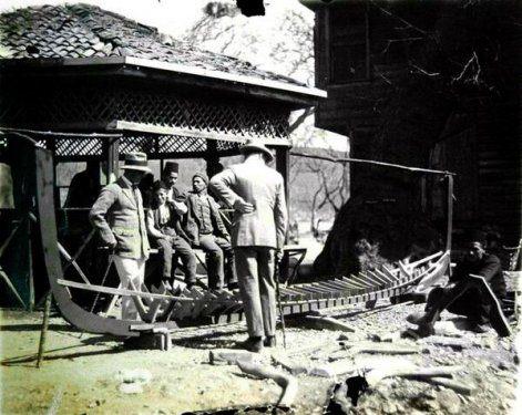 <p>Büyükdere‘de bir kayık imalathanesi. (1920‘li yıllar. Sarıyer)</p>