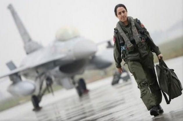 Uçuş sırasında pilot üzerine binen yük 9 katına çıkabiliyor
Savaş pilotu olduktan sonra da eğitimlerinin aralıksız sürdüğünü her an savaşa hazır olmaları gerektiğini vurgulayan Dombay, ''Hemen hemen her gün uçuyoruz. G kuvveti, yer çekiminden kaynaklı bir kuvvettir. Normal durduğumuzda kilonuz kadar 1 G kuvvet biniyor üzerinize. Uçuş sırasında yaptığınız manevralara göre 9 G'ye kadar, yani kilonuzun 9 katı yük biniyor'' dedi.