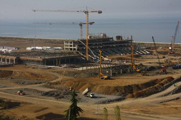 <p>Trabzonspor'un yeni stadyumu Akyazı Spor Kompleksi'nde çalışmalar tüm hızıyla sürüyor.</p>