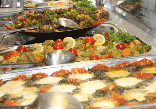 <p>350 kişilik kapasitesi ve işinde uzman personeli ile hijyenik olarak büyük bir titizlikle hazırladığı Ağababa Döner Kebabını ve geleneksel Osmanlı yemeklerini, müşterilerine kaliteli bir şekilde sunan Ağababa Döner, ikram olarak ise müşterilerine çoban salata sunuyor.</p>