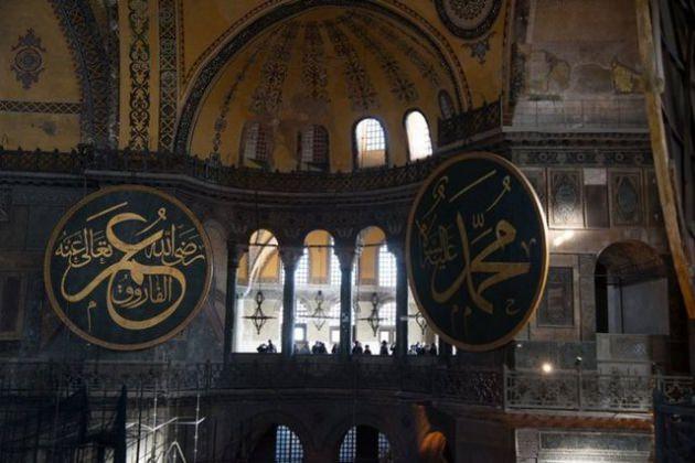 <p>Led Zepplin, Eric Clapton, Jeff Beck, Steve Vai, and Carlos Santana gibi Rock yıldızlarını fotoğraflayan Knight'ın deklanşöre bastığında bu kez vizöründen gördüğü Çanakkale, İstanbul, İzmir, Kapadokya ve Pamukkale'nin eşsiz güzellikleri oldu.</p>