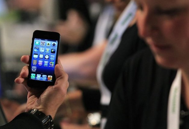 <p><span>IPHONE 5’in 16 GB’lık modeli Apple’a 207 dolara mal oluyor. Bunun 199 dolarını donanım, 8 dolarını ise işçilik maliyeti oluşturuyor. Cihazın en pahalı kısmı 44 dolarla, 4 inç büyüklüğündeki retina ekranı. iPhone 5’in kontratsız fiyatı 649 dolardan başlarken, işçiye bu rakamın ancak %1.2’si kalıyor. Apple’ın iPhone 5’teki kâr marjı ise%213’ü buluyor.</span></p>