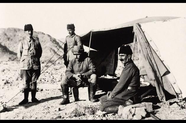 Yenbû’l-Nahl harekatında komutanlık çadırı önünde, Fahreddin Paşa cephane sandığı üzerinde otururken, Yarbay Ali Necip Bey solunda, Kurmay başkan Yarbay Kadri sağında ayakta, Yüzbaşı Tahsin Kadri Efendi ise daha geride.