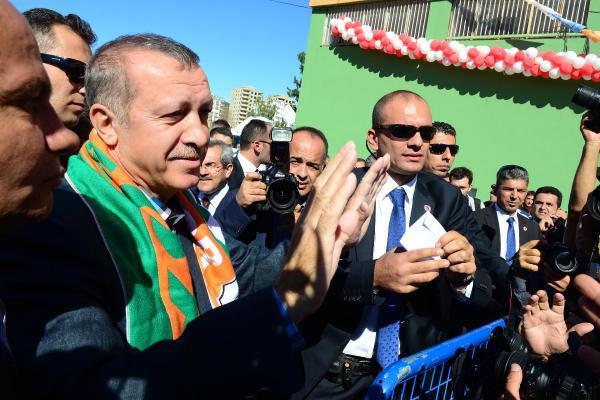 Başbakan Erdoğan, eşiyle birlikte meydandan ayrılırken, kalabalıktan bazı kişiler uzattığı elini öpmek istedi. Erdoğan, "Ben elimi öptürmem" diyerek vatandaşlarla 'çak' yaptı.