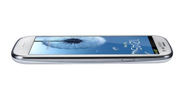 Hiperglas Teknolojisi: Kapak için kullanılan teknoloji. Plastiğin daha şık görüneni ve daha dayanıklısı olan hiperglas, tamamen Samsung'un teknolojisi. Yani, daha fazla dayanıklı ve şık plastik.