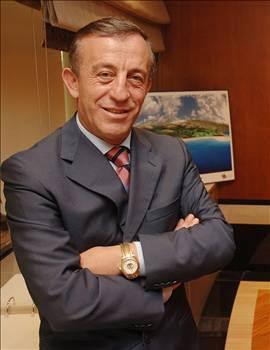 Ali Ağaoğlu Türkiye'nin emlak kralı Ali Ağaoğlu kendisiyle yapılan bir röportajda Üniversite eğitimi almadığını, liseyi ise son sınıfta, ticarete atılmasıyla bırakmak zorunda kaldığını söylüyor.