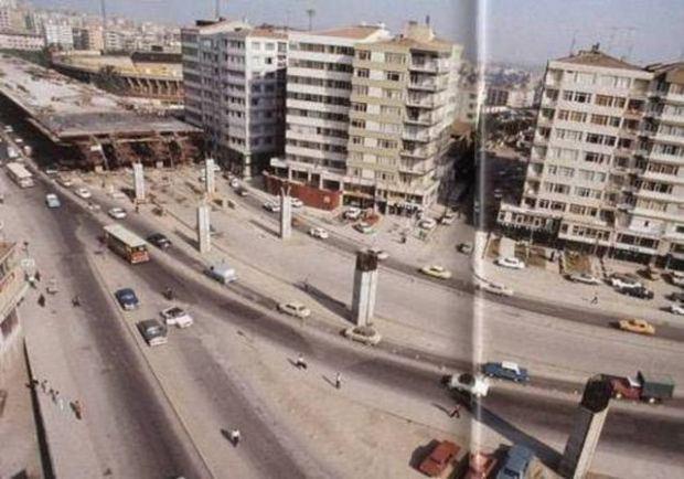 <p>Fotoğrafta Haliç Köprüsü'nü Boğaziçi Köprüsü'ne bağlayan Mecidiköy-Gayrettepe arasında 1974 yılındaki inşaat çalışmaları görülüyor.</p>