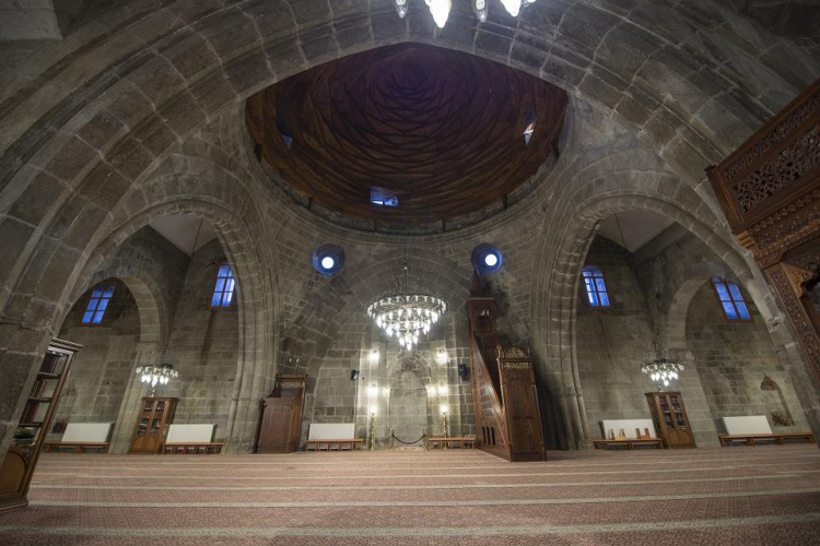 <p>Erzurum<br />
<br />
Nüfusu: 762 021  <br />
Toplam otomobil sayısı: 56 668<br />
​Kaç kişiye bir otomobil düşüyor: 13,4</p>
