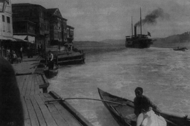 <p>Dünyaya yön veren devletlere başkentlik yapan İstanbul, her dönemin gücünü ve kültürel yapısını içinde barındırıyor. Bu güzel şehirde bir tarihi yolculuğa çıkmak ister misiniz? Yaşlılardan sürekli "Ah nerde o eski İstanbul" serzenişlerini çok fazla duymuşsunuzdur. Büyük devletlerin başkentliğini yapmış bu özel şehir, antik çağlardan günümüze kadar binlerce yılın kültürel etkilerini de hâlâ koruyor.</p>
