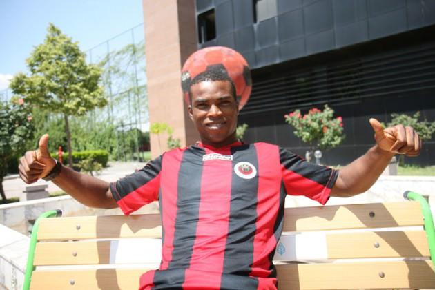 EKIGHO EHIOSUN (GENÇLERBİRLİĞİ) Geçen sezon kiralık olarak oynadığı Samsunspor'da 31 maçta 9 gol atan Nijeryalı milli golcü Ekigho Ehiosun, artık gollerini Gençlerbirliği için atacak.
