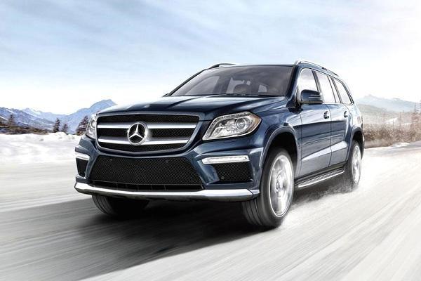 <p><strong>Mercedes-Benz GL</strong><br /><span style="line-height: 13pt;">Lüks otomotivde akla ilk gelen isimlerden olan Mercedes, arazi aracı üretiminde de iddiali. GL modelinde ısıtmalı direksiyon, gece görüş yardımı ve üç farklı ısıda hava üfleyen klima yer alıyor.</span></p>