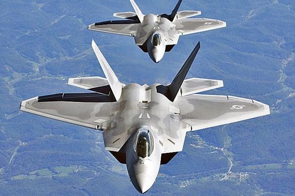 <p><strong>F-22 Raptor</strong><br />F-22 Raptor ABD tarafından kullanılıyor.</p>