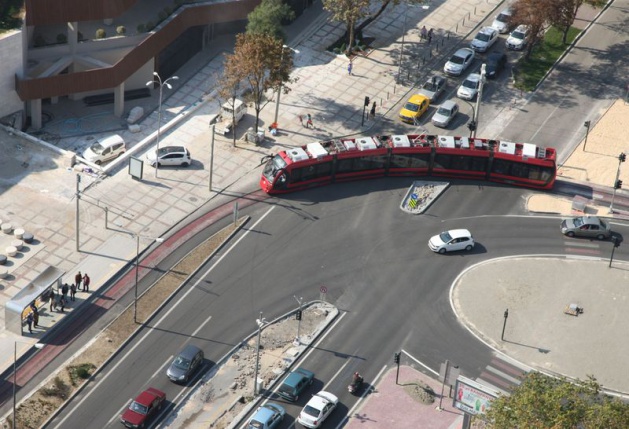Bursaray Emek hattı ile hızlı treni birbirine bağlayacak hatta öncelik veren Bursa Büyükşehir Belediyesi, yeni tramvay hatlarında da 10.2 kilometrelik Kent Meydanı-Terminal-DOSAB hattını hayata geçirmeyi planlıyor.