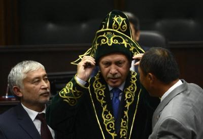 <p>Başbakan Erdoğan Kırgız kalpağı takarken...</p>